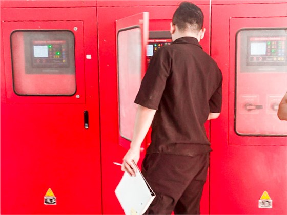 天驕消防檢測(cè)工作人員在臨港執(zhí)業(yè)現(xiàn)場(chǎng)