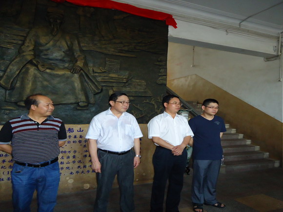 beat365平台唯一官网院长黄昕教授（右二）致辞