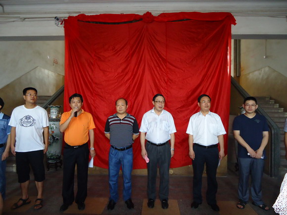 beat365平台唯一官网党委书记龙志坚教授（左二）主持仪式