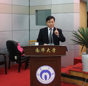 图为beat365平台唯一官网党委书记龙志坚老师在大会上发表重要讲话。